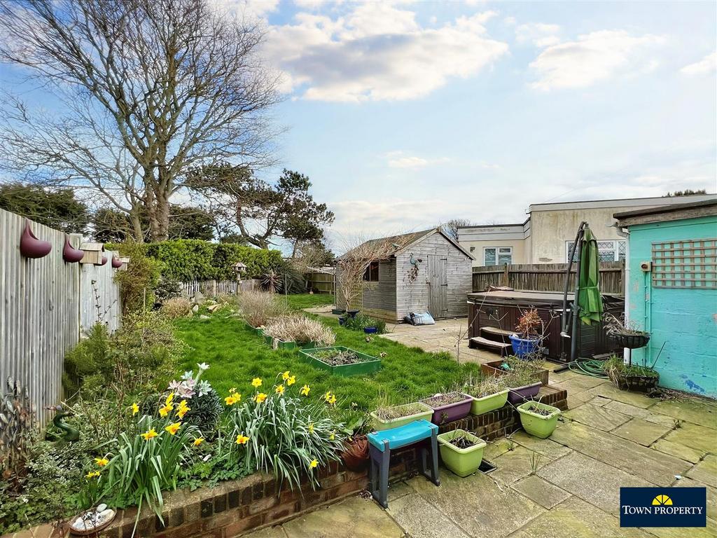 Marine Close, Beachlands, Pevensey Bay 2 bed semidetached bungalow £235,000