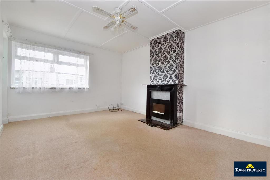 Marine Close, Beachlands, Pevensey Bay 2 bed semidetached bungalow £
