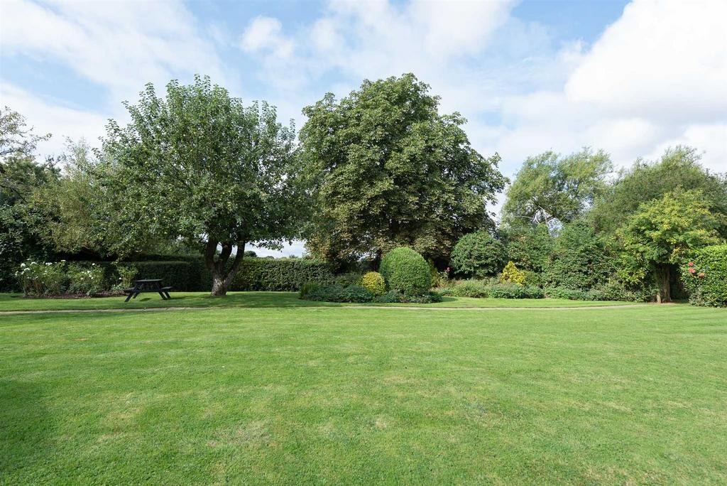 Cross End, Wavendon, Milton Keynes 6 bed cottage - £1,250,000