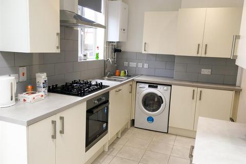 6 bedroom semi-detached house to rent, *£150pppw INCLUSIVE OF BILLS* Queens Road East , NG9 2FF - UON