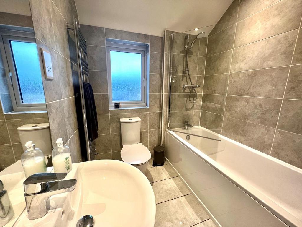 Main Bathroom.jpg