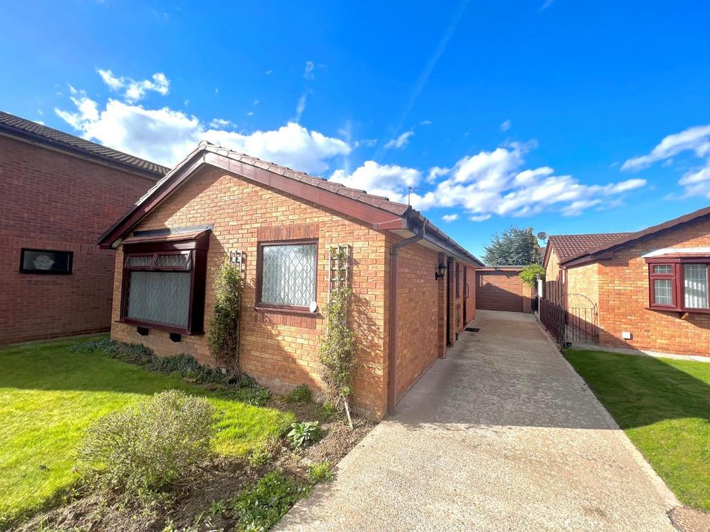 Oakmere Drive, Great Sutton... 2 bed detached bungalow £875 pcm (£202 pw)