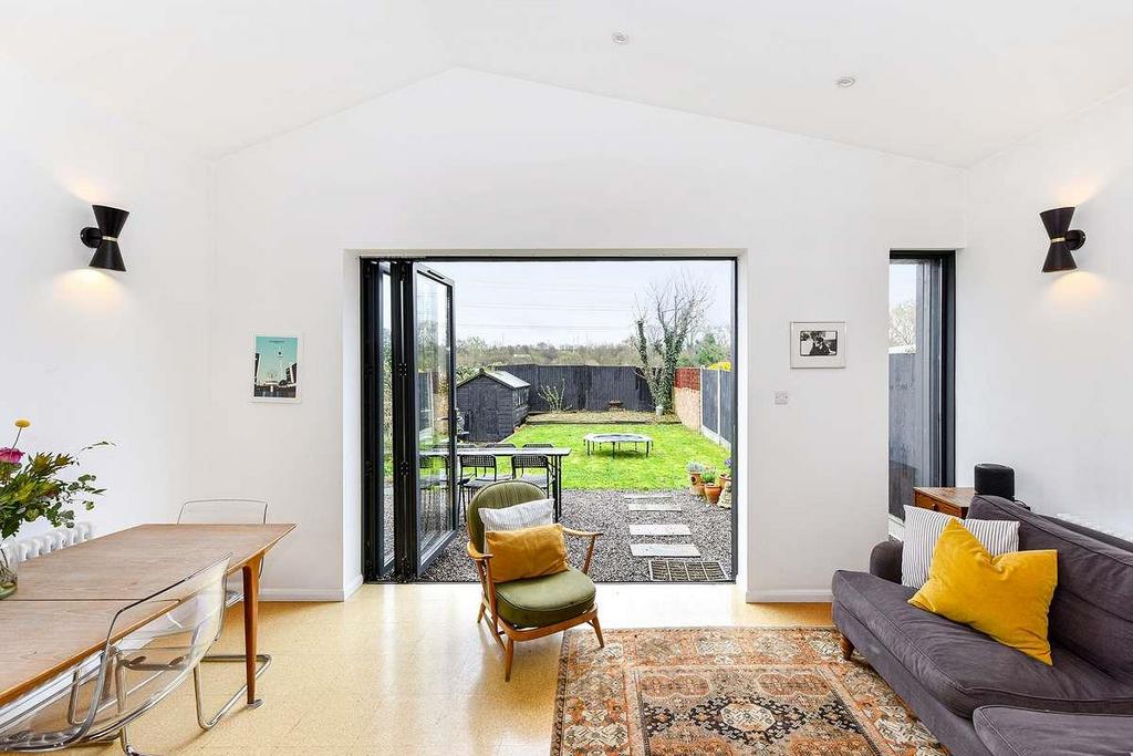 Deynecourt Gardens, Wanstead 3 bed semidetached house £850,000