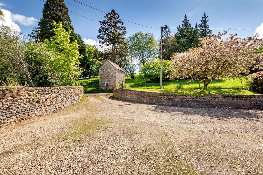 Old Parish Lane, Chipping Sodbury BS37 4 bed cottage £2,000 pcm (£462 pw)