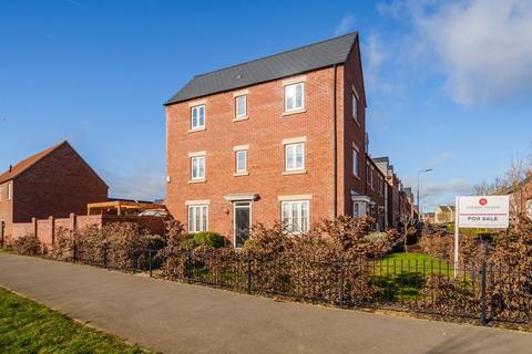 4 bedroom end of terrace house for sale - Whitelands Way, Bicester OX26