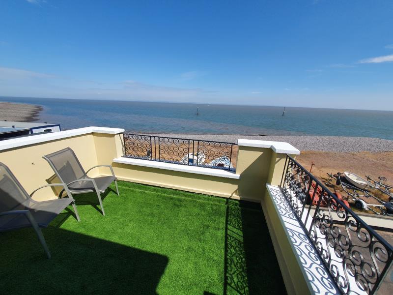 Tides Reach, Minehead TA24 3 bed terraced house £1,200 pcm (£277 pw)