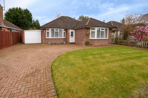 3 bedroom bungalow for sale - Halfpenny Close, Chilworth, Guildford, GU4