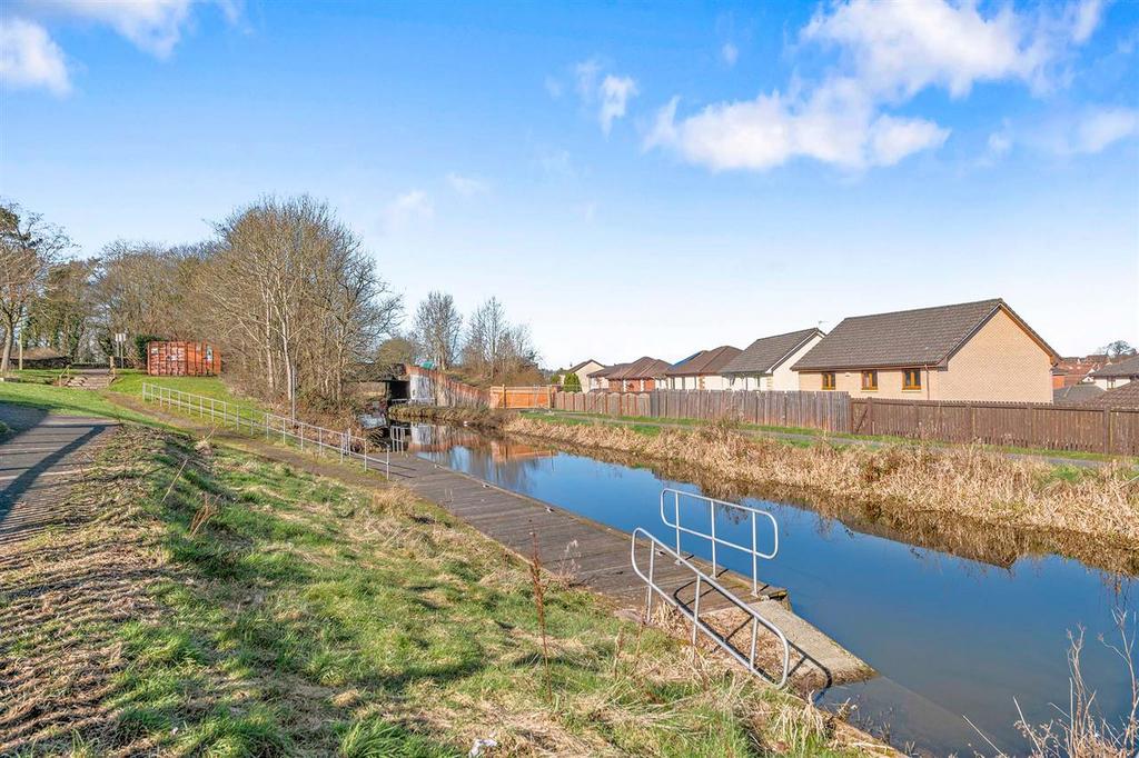 Canal Walk, Brightons 2 bed terraced house £700 pcm (£162 pw)