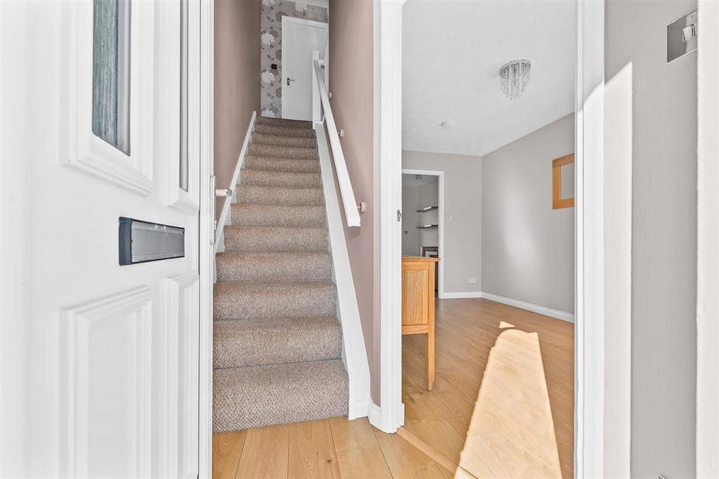 Canal Walk, Brightons 2 bed terraced house £700 pcm (£162 pw)