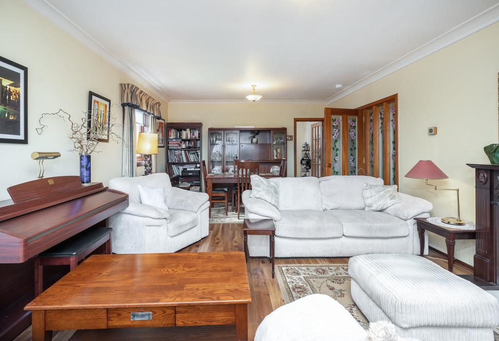 38G Cramond Vale, Edinburgh 3 bed flat £270,000