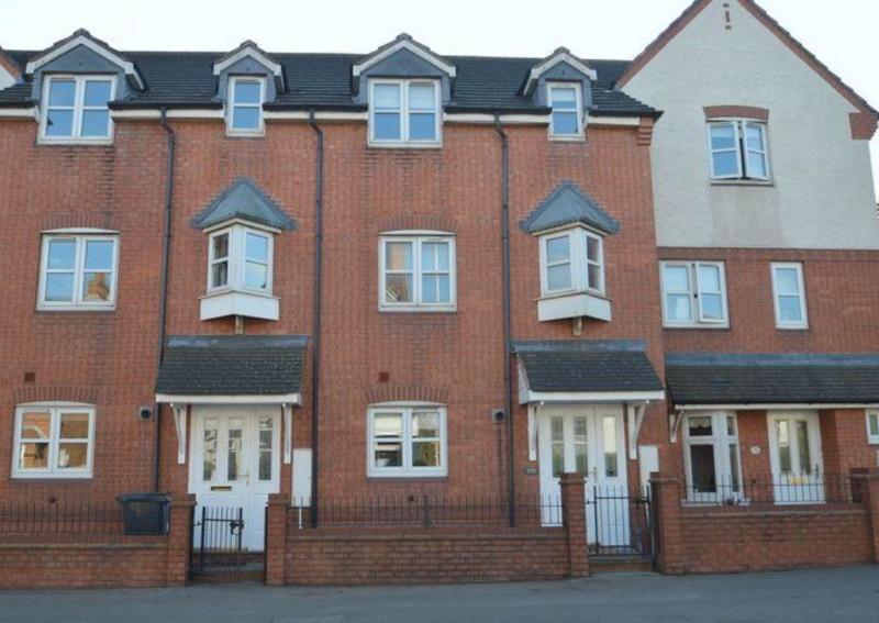 Redditch B97 5JN 4 bed detached house to rent £1,250 pcm (£288 pw)