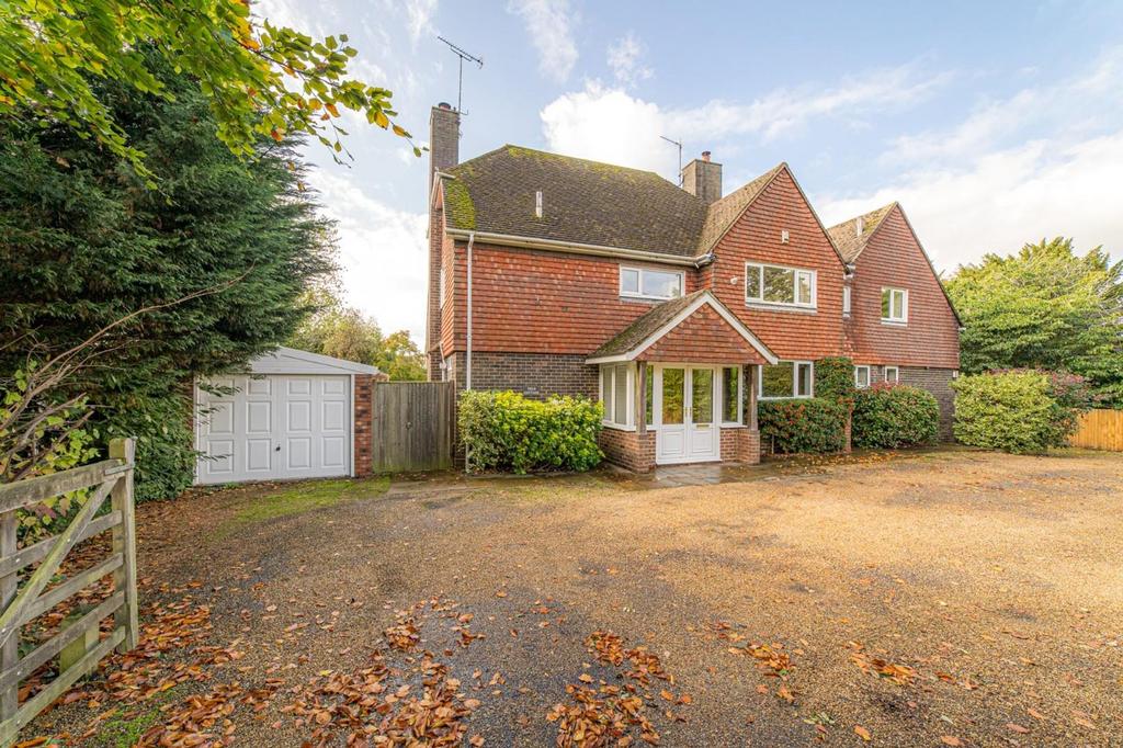 Faversham Road, Kennington, TN25 4PQ 5 bed detached house for sale £