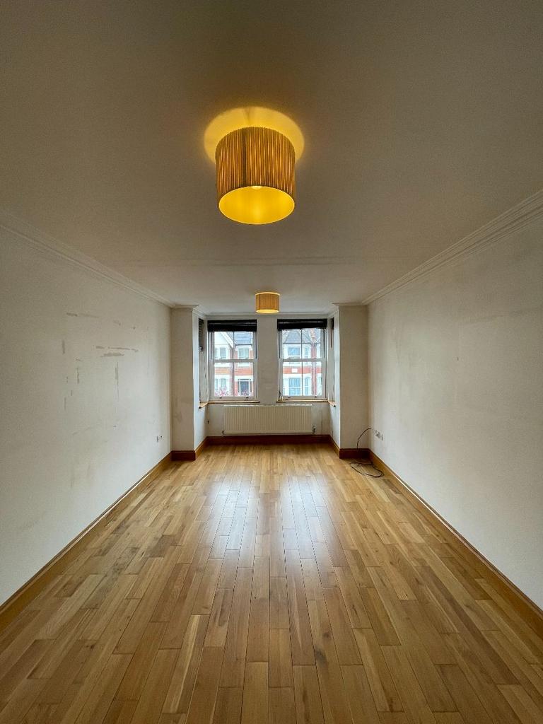 Flat, Kings Road, Kingston upon Thames 2 bed flat £1,800 pcm (£415 pw)