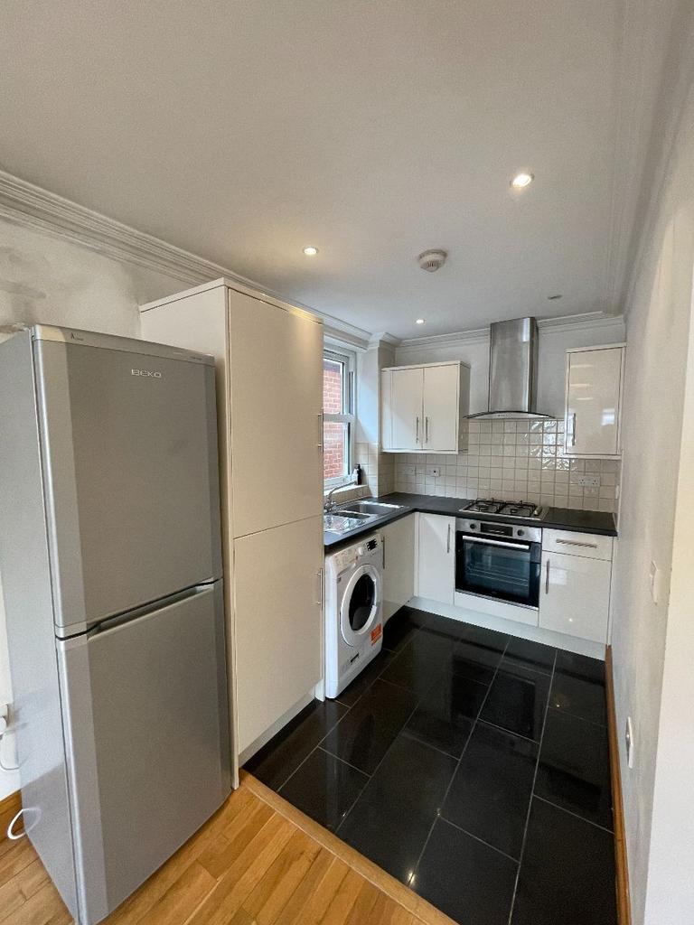 Flat, Kings Road, Kingston upon Thames 2 bed flat £1,800 pcm (£415 pw)