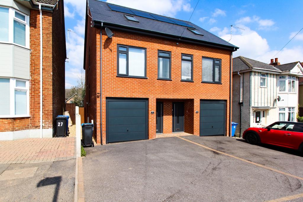 Mansfield Close, Lower Parkstone 3 bed semidetached house £1,850 pcm