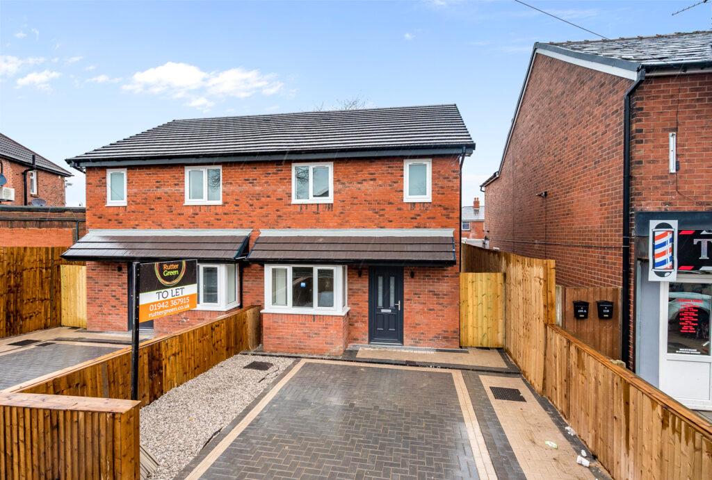Barton Road, Farnworth, Bolton, BL4 9PT 3 bed semidetached house £