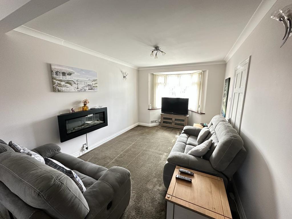 Meynell Avenue, Canvey Island 3 bed semidetached house £385,000