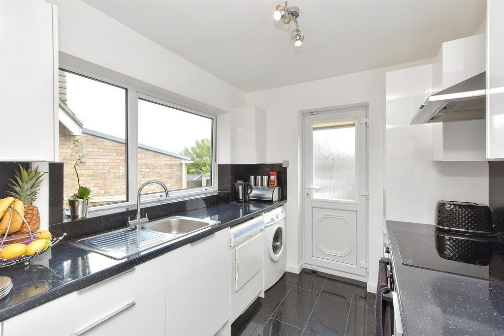 Hoddern Avenue, Peacehaven, East Sussex 3 bed semidetached house for