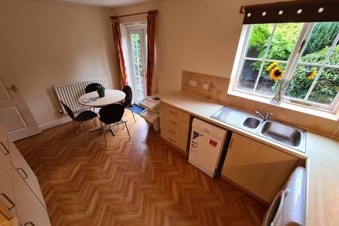 3 bedroom terraced house to rent, Chervil Close, Manchester, M14