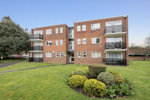 2 bedroom apartment for sale, Parkmore Close, Woodford Green, IG8