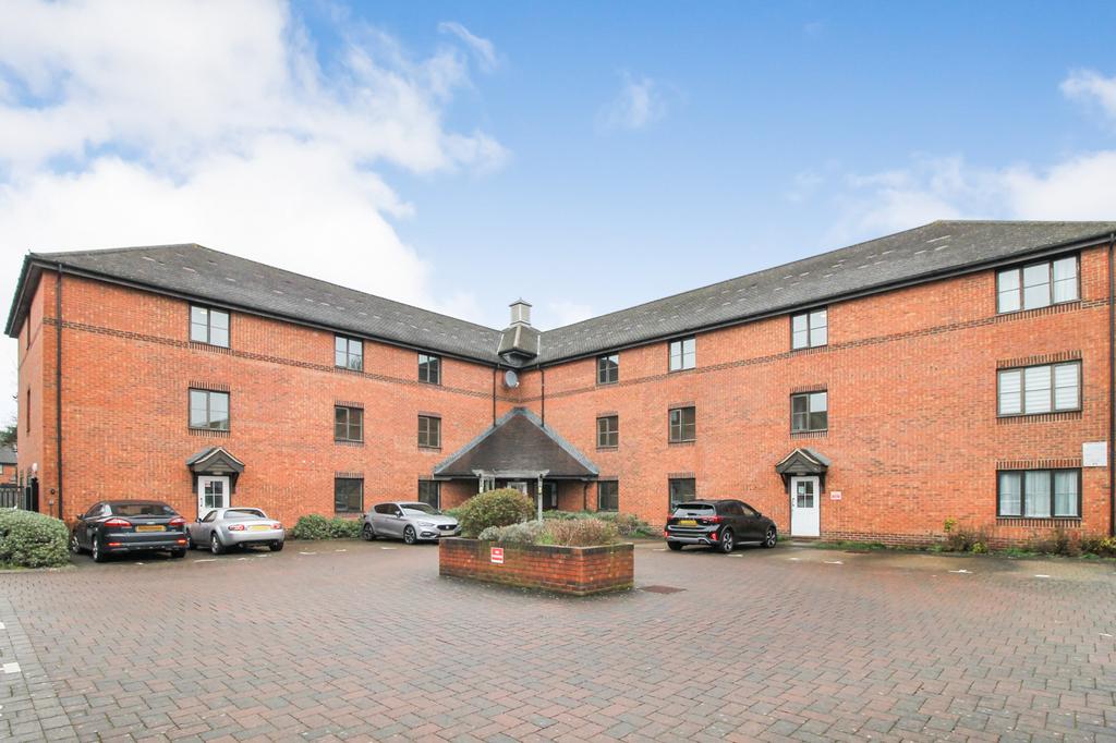 Whetstone Road, Farnborough, GU14 1 bed apartment £200,000