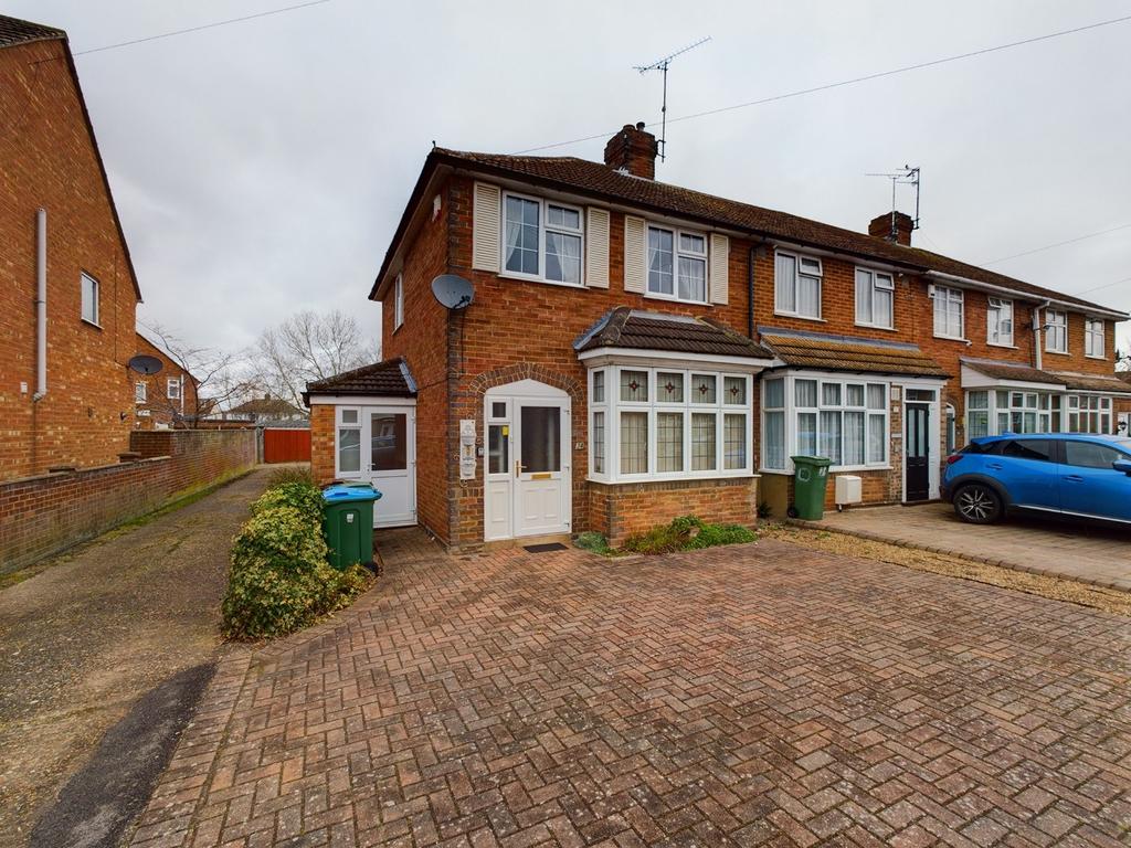 Cromwell Avenue, Aylesbury HP19 3 bed end of terrace house £299,950