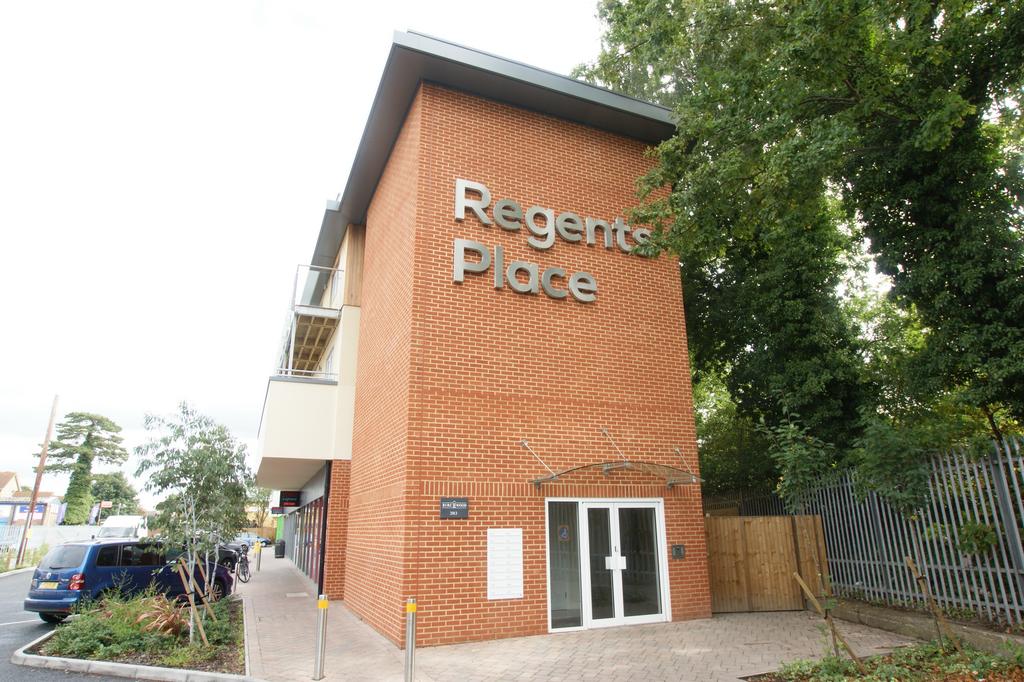 Hersham Road, WaltononThames KT12 1 bed flat £1,100 pcm (£254 pw)