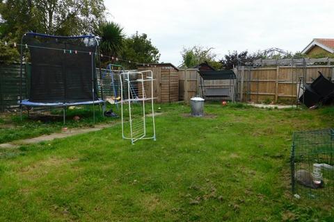 2 bedroom bungalow for sale - St. Huberts Drive, Skegness, Lincolnshire, PE25 2LS