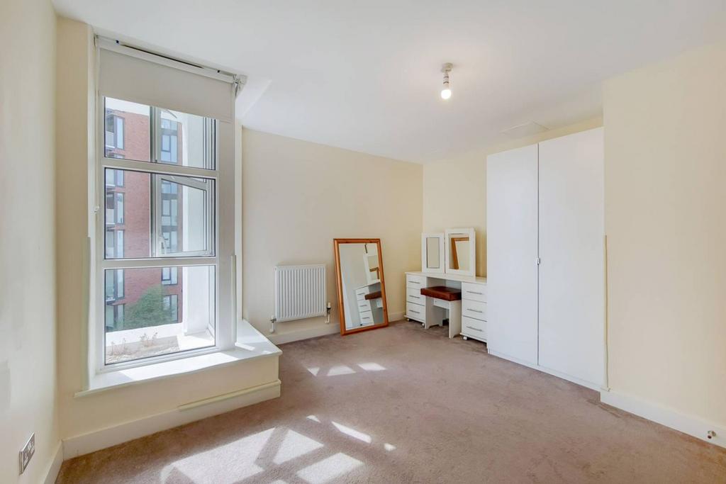 Barrier Point, Royal Docks, London, E16 2 bed flat £3,142 pcm (£725 pw)