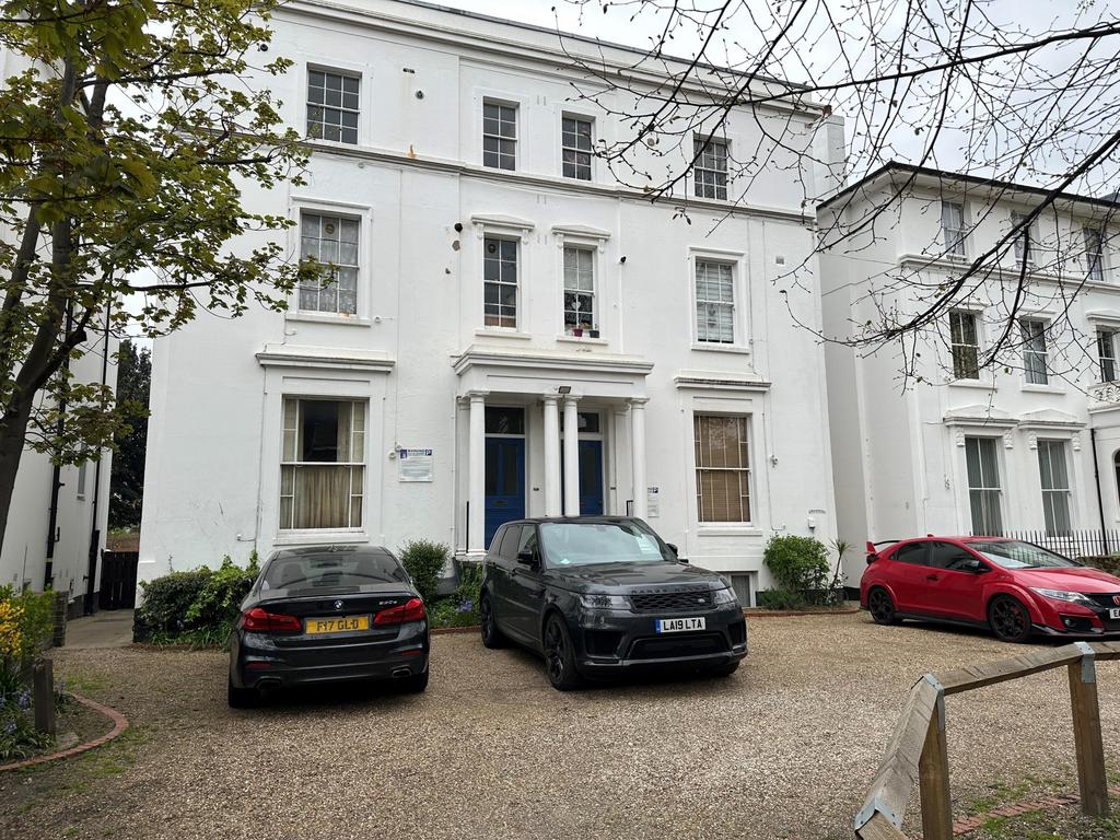 Denmark Hill, London, SE5 3 bed flat £2,300 pcm (£531 pw)