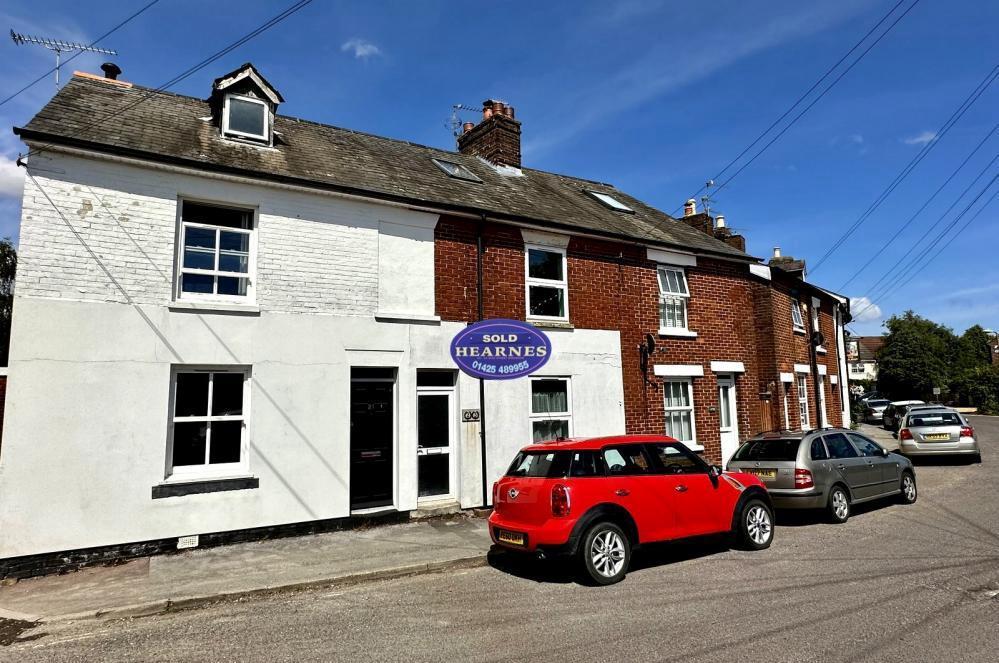 Hightown Road, Ringwood, BH24 1NQ 3 bed terraced house £300,000