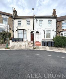 Studio to rent - St Albans Crescent, Wood Green