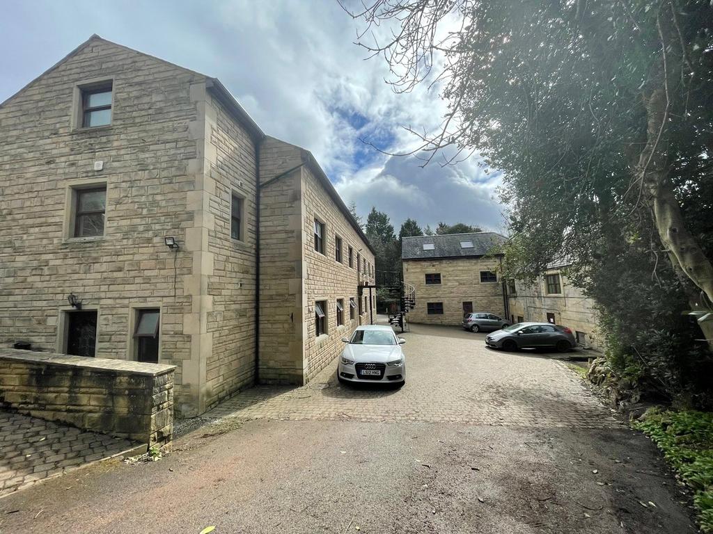 Woodleigh Hall Mews, Rawdon, Leeds, West Yorkshire, LS19 2 bed flat to