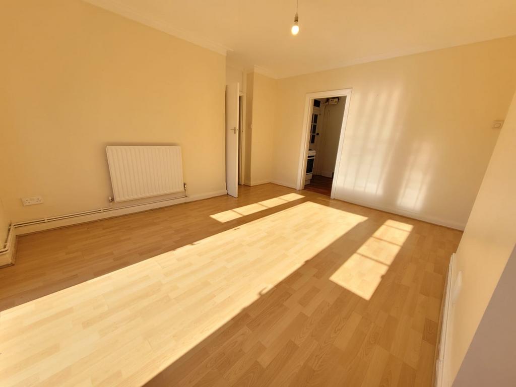 Colney Hatch Lane, London N10 1 bed flat £1,300 pcm (£300 pw)