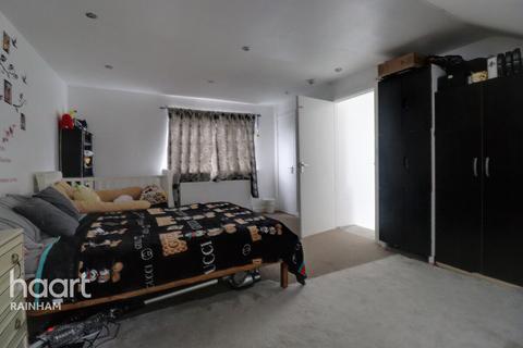 2 Berwick Pond Close, Rainham, RM13 9QP