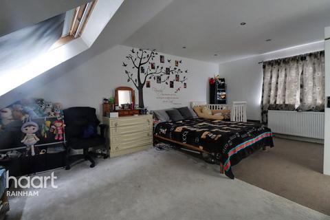 2 Berwick Pond Close, Rainham, RM13 9QP