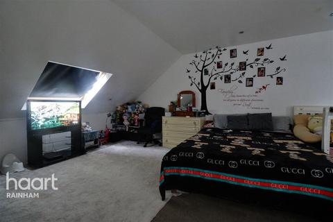 2 Berwick Pond Close, Rainham, RM13 9QP