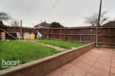 2 Berwick Pond Close, Rainham, RM13 9QP