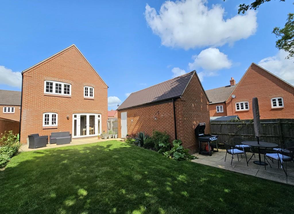 Foxhills Way, Brackley 3 bed detached house for sale £375,000