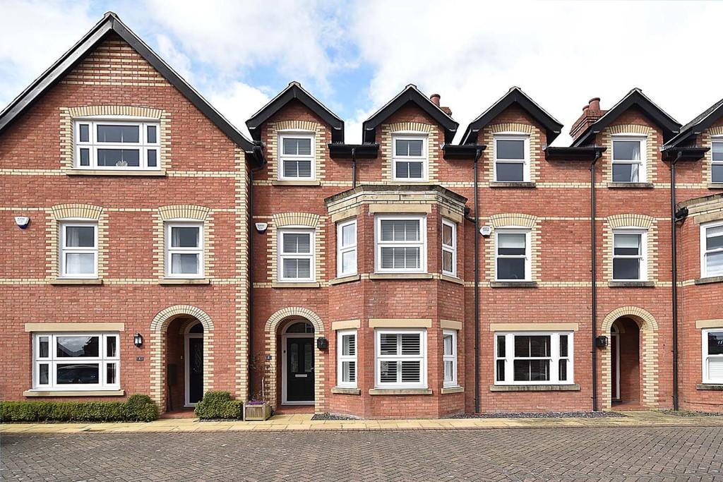 Bexton Road, Knutsford 3 bed townhouse £1,995 pcm (£460 pw)