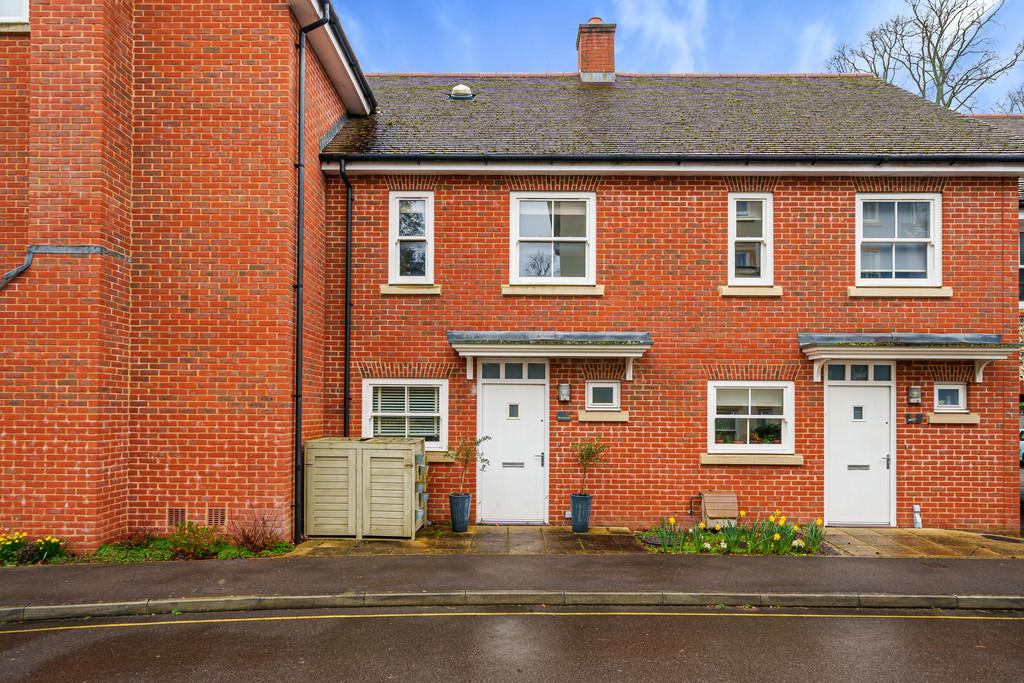 Winton Close, Winchester 2 bed terraced house £1,500 pcm (£346 pw)