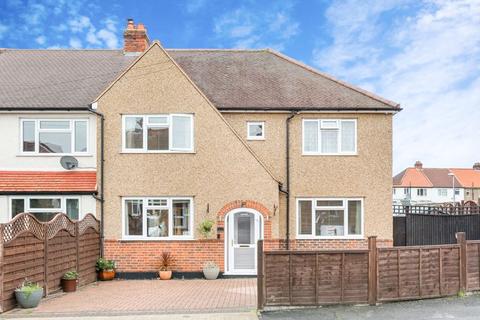 5 bedroom end of terrace house for sale - Court Crescent, Chessington