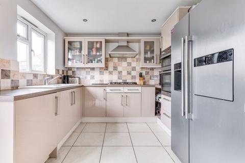5 bedroom end of terrace house for sale - Court Crescent, Chessington