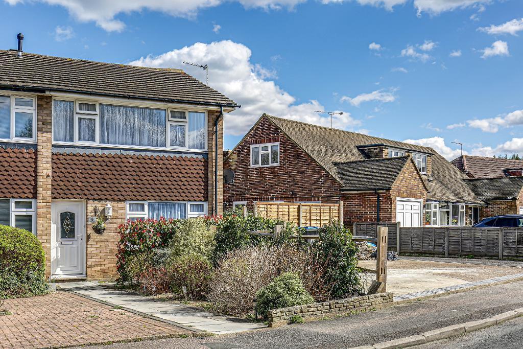 Martin Close, Warlingham, Surrey, CR6... 2 bed end of terrace house £