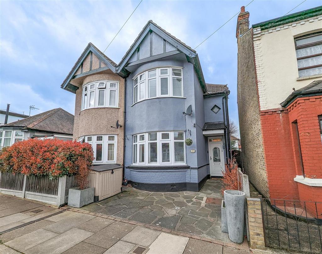 Sandown Avenue, WestcliffOnSea 3 bed semidetached house £450,000