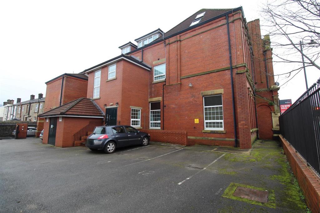 Chorley New Road, Horwich, Bolton 2 bed flat £600 pcm (£138 pw)