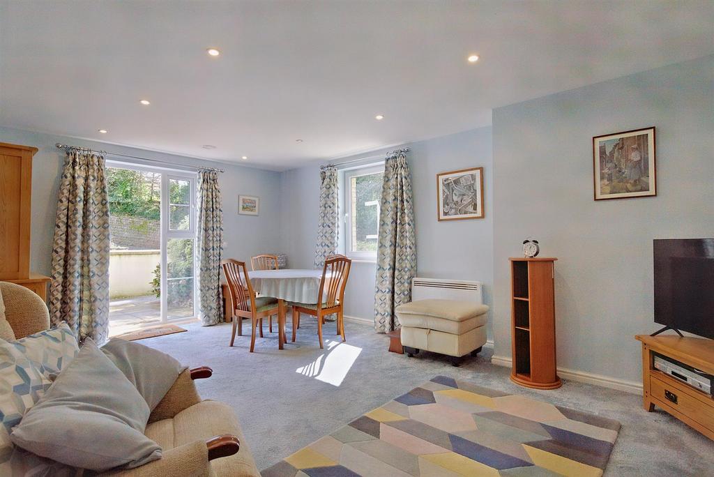 Sitting/Dining Room:
