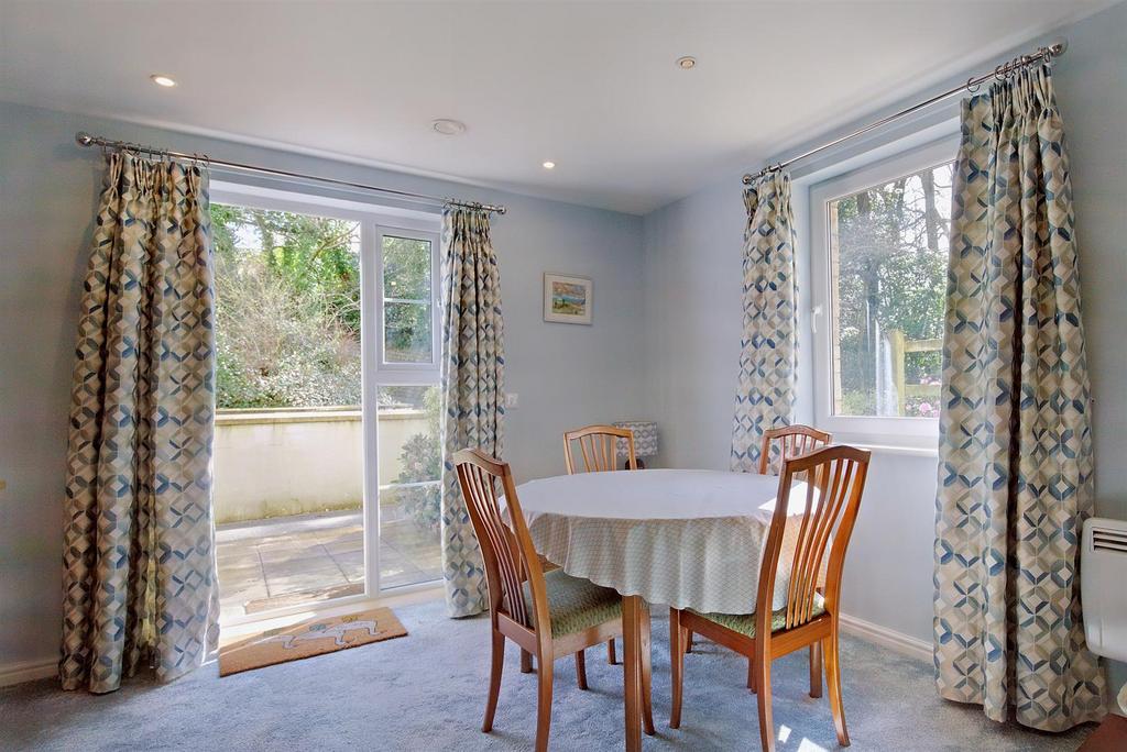 Sitting/Dining Room: