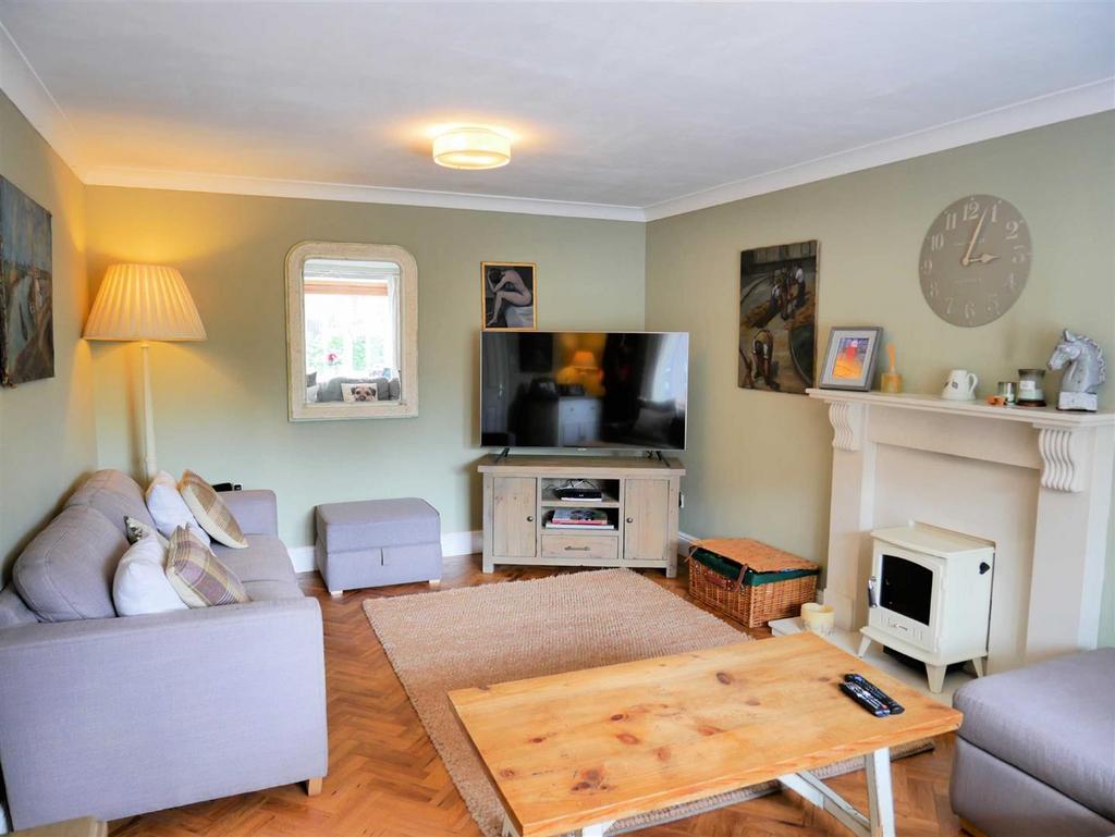 Ebor Gardens, Quemerford, Calne 4 bed detached house for sale £435,000