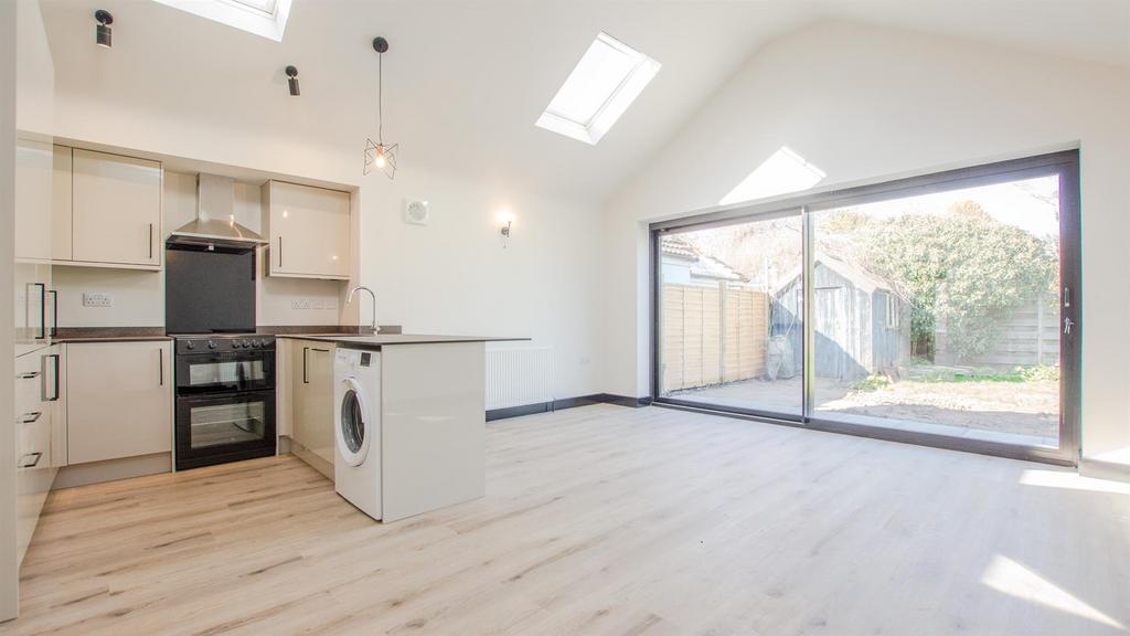 Knapton Lane, York, YO26 5PX 2 bed bungalow £1,150 pcm (£265 pw)